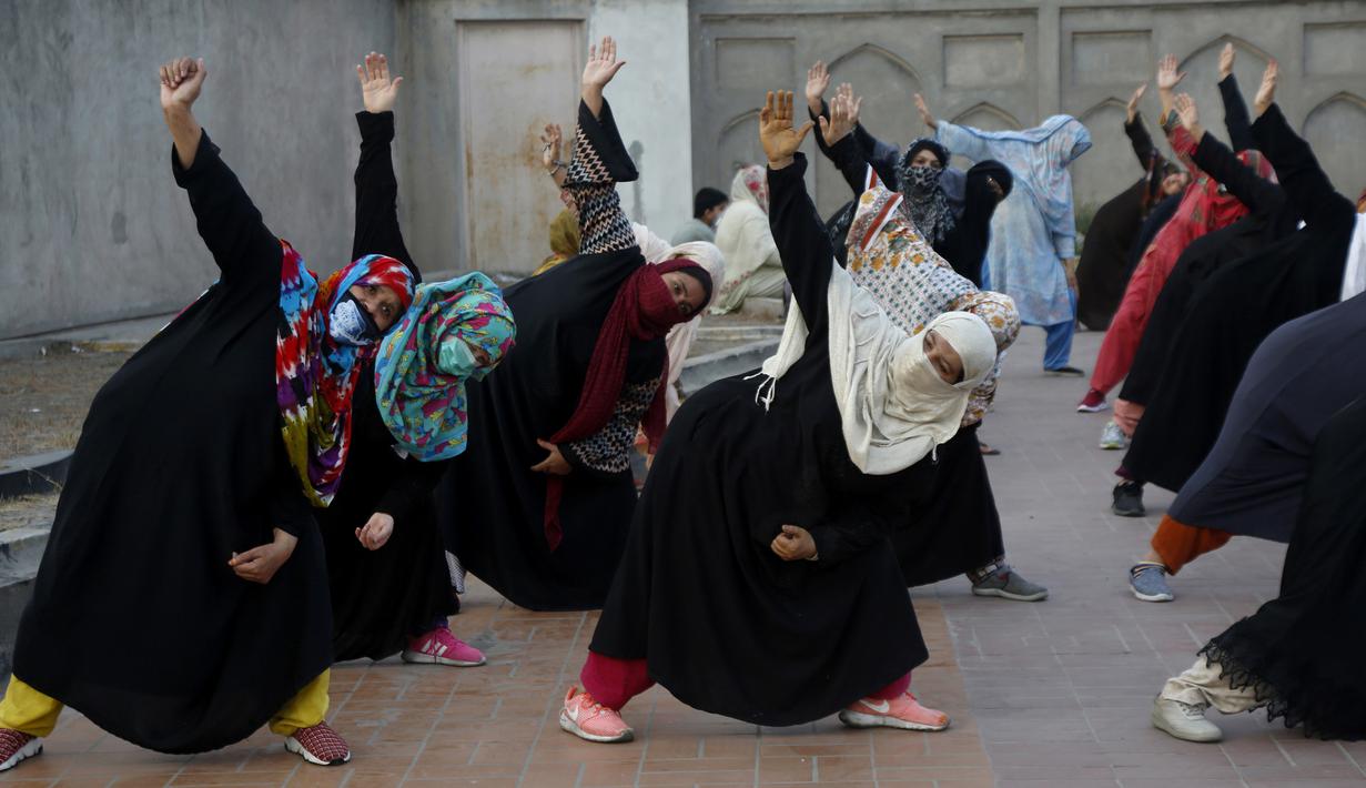 Para wanita mengikuti sesi yoga di luar Taman Shalimar yang bersejarah, Lahore, Pakistan, Minggu (20/6/2021). Hari Yoga Internasional diperingati setiap tanggal 21 Juni. (AP Photo/K.M. Chaudary)