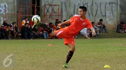 Muhammad Roby saat mengikuti latihan bersama Persija di National Youth Training Centre, Sawangan, Depok, Senin (2/11/2015). Sejak 2006, M Roby kerap dipanggil untuk memperkuat lini belakang timnas Indonesia. (Liputan6.com/Helmi Fithriansyah)