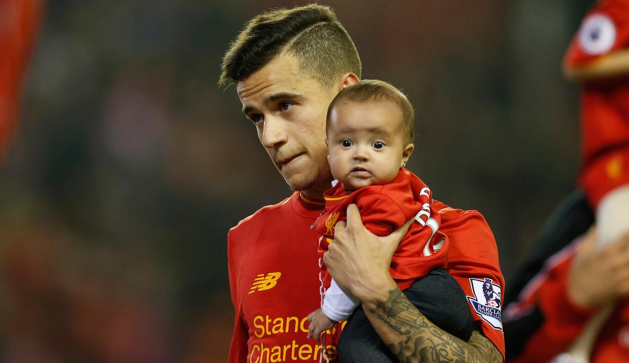 Ekspresi Lucu Anak Anak Pemain Liverpool Di Lapangan Foto
