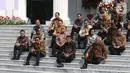 Sejumlah menteri Kabinet Indonesia Maju duduk di tangga saat Presiden Joko Widodo atau Jokowi  memperkenalkan para memperkenalkan mereka di Istana Merdeka, Jakarta, Rabu (23/10/2019). Kabinet Indonesia Maju akan membantu Jokowi-Ma'ruf pada periode 2019-2024. (Liputan6.com/AnggaYuniar)