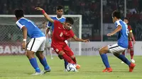 Pemain Timnas Indonesia, Witan Sulaeman, dijaga pemain Singapura saat matchday kedua penyisihan Grup A Piala AFF U-19 2018 di Stadion Gelora Delta, Sidoarjo, Selasa (3/7/2018). (Bola.com/Aditya Wany)