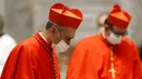 Kardinal baru Italia, Mauro Gambetti udai dia diangkat oleh Paus Fransiskus dalam upacara konsistori di mana 13 uskup diangkat ke pangkat kardinal di Basilika Santo Petrus, Vatikan, Sabtu (28/11/2020). (Fabio Frustaci/POOL via AP)