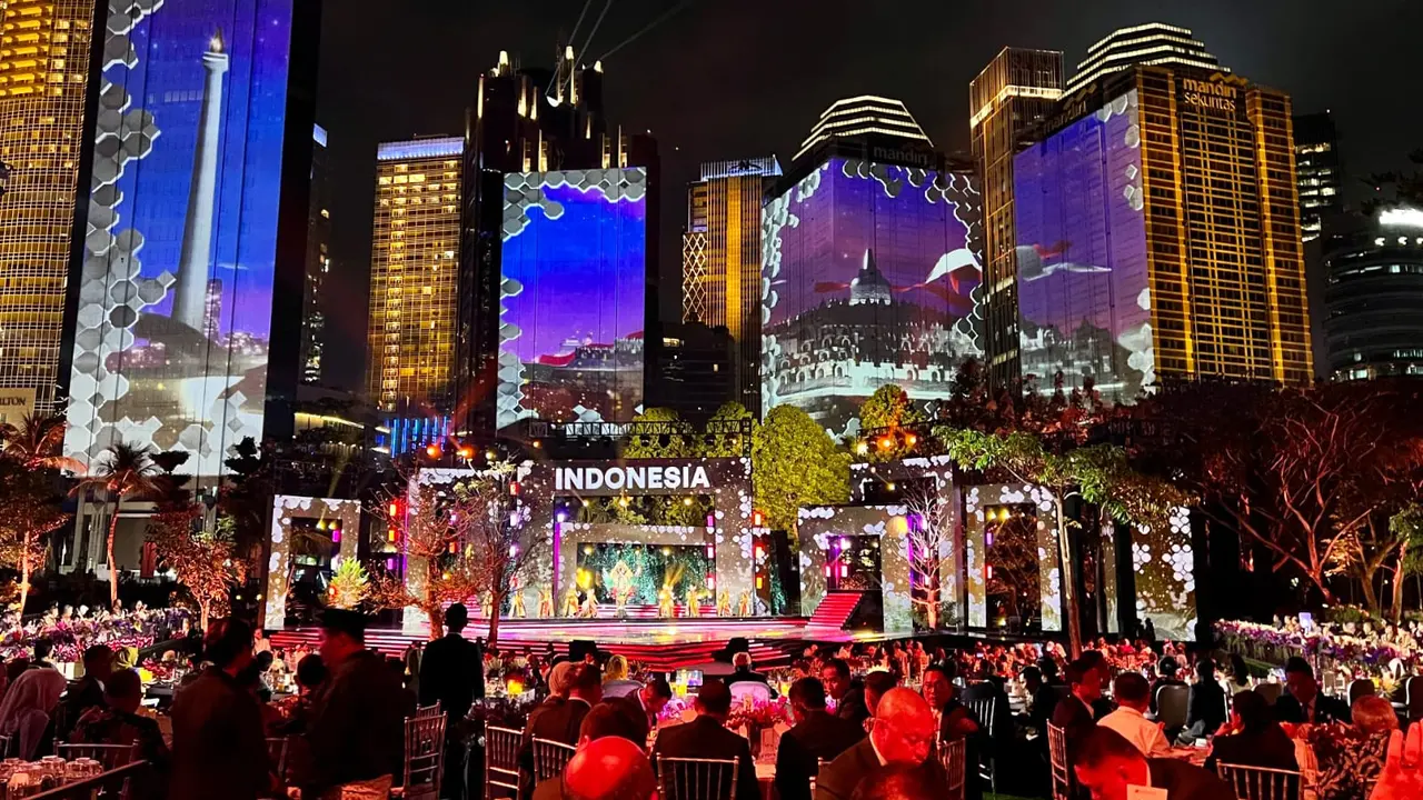 Potret megahnya gala dinner KTT ASEAN 2023 yang diwarnai pesta kembang api hingga video mapping hiasi gedung-gedung pencakar langit Jakarta. (Dok. Muchlis Jr/Biro Pers Sekretariat Presiden)