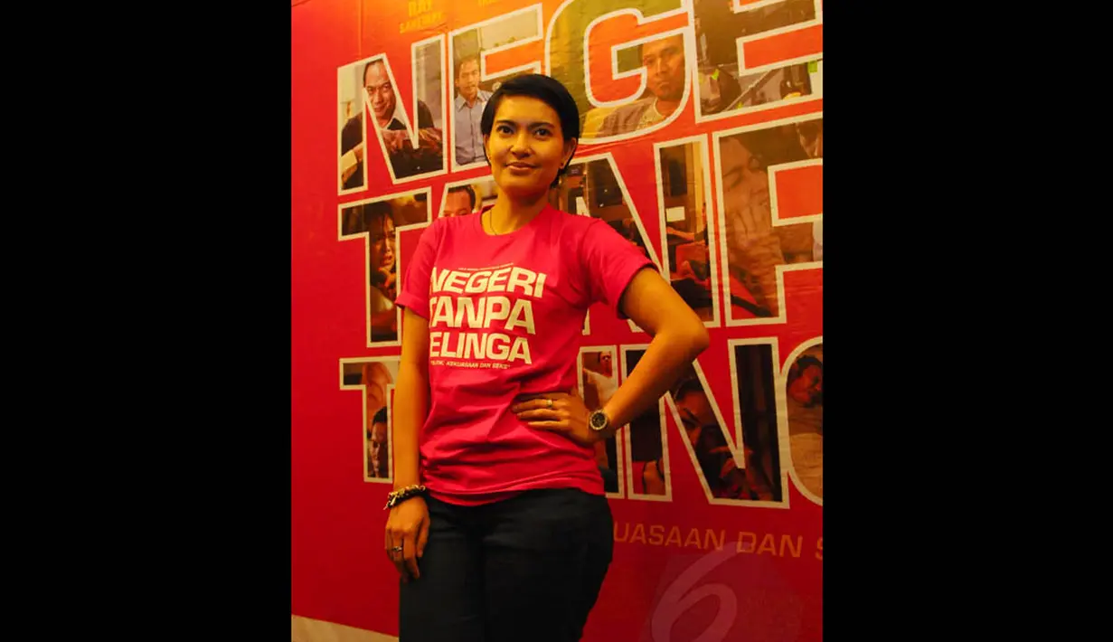 Lola Amaria, selaku produser dan sutradara film Negeri Tanpa Telinga saat press screaning film tersebut, Jakarta, Kamis (7/8/14). (Liputan6.com/Andrian M Tunay)