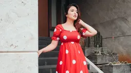 Menggunakan simple dress sederhana berwarna merah dengan motif polkadot, ibu dua anak itu juga memilih tampil dengan makeup sederhana. Gaya penampilan Chelsea Olivia pun tuai pujian dari netizen. (Liputan6.com/IG/@chelseaoliviaa)
