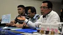 Petugas imigrasi beserta Kepolisian Polres Jaksel memberikan keterangan pers  di Kantor Imigrasi, Jakarta, Kamis (21/1/2016). Petugas imigrasi mengamankan ratusan kosmetik kecantikan yang diduga ilegal. (Liputan6.com/Yoppy Renato)