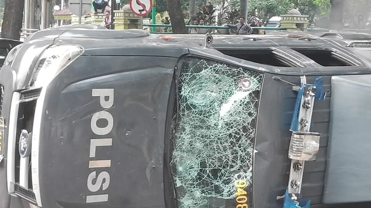 Kendaraan Polisi Rusak/Reza Efendi