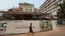 Pekerja berada di area Rumah Raden Saleh saat proses pemugaran berlangsung di kompleks RS PGI Cikini, Jakarta Pusat, Kamis (10/9/2026). Bangunan tersebut menjadi bagian dari peninggalan sejarah yang masih bertahan di Jakarta. (KLY/Budy Santoso)