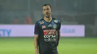 Bek Arema Cronus, Goran Gancev bersitegang dengan Presiden Pusamania Borneo FC, Goran Gancev di media sosial. (Bola.com/Iwan Setiawan)