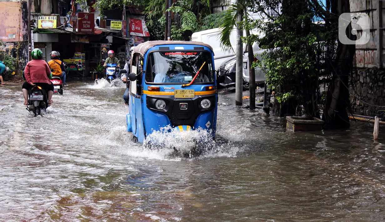 Data terbaru sebaran banjir yang disampaikan Badan Penanggulangan Bencana Daerah (BPBD) Jakarta, hingga hingga pukul 10.00 WIB pagi, masih terdapat 14 RT dan 3 ruas jalan tergenang. (Magang/Liputan6.com/Muhammad Rizal)