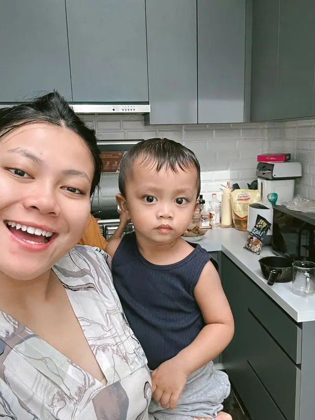 Potret Selebgram Hanum Mega Momong Anak Tanpa Suami