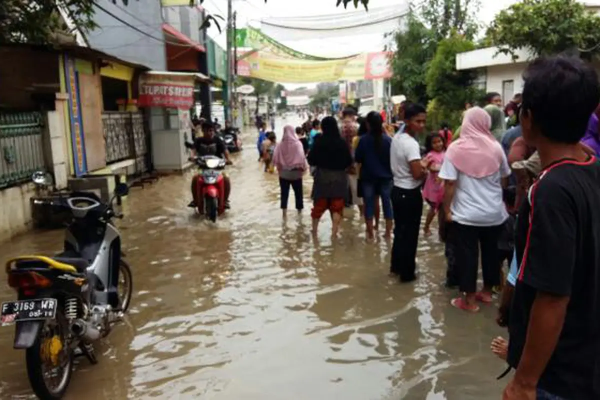 Masyarakat Indonesia Waspada Hujan Lebat dan Banjir
