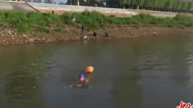 Menghemat Waktu, Pria Ini Berenang ke Kantor Sejauh 2 Km Tiap Hari