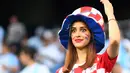 Senyum fans cantik Kroasia saat menyaksikan laga grup D Piala Dunia 2018 di Nizhny Novgorod Stadium, Nizhny Novgorod, (21/6/2018). Kroasia menang 3-0. (AFP/Johannes Eisele)