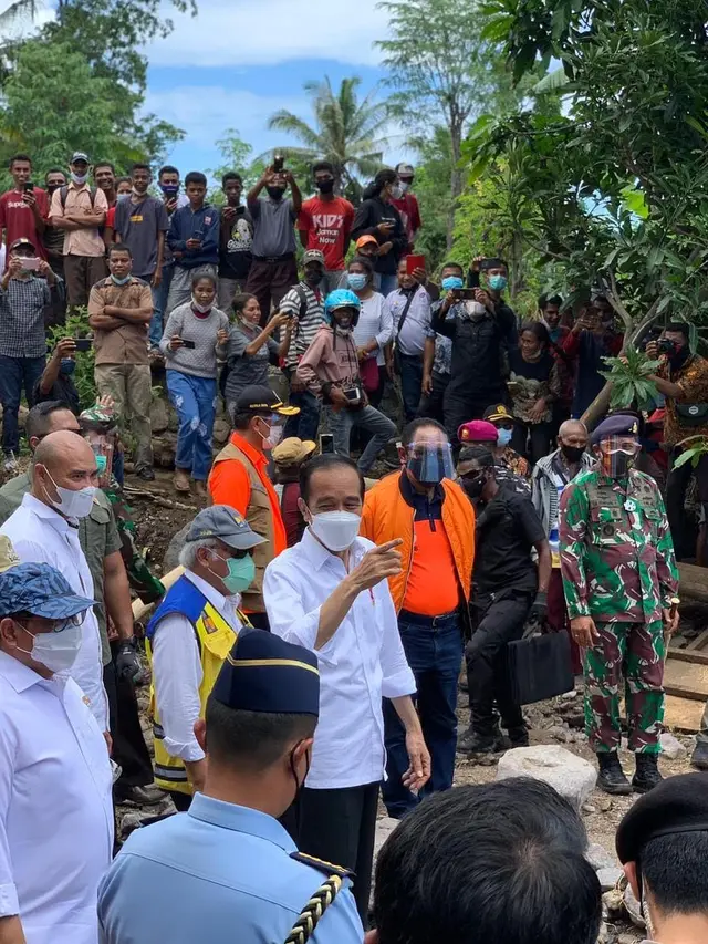 6 Potret Presiden Jokowi Tinjau Langsung NTT, Hibur Anak-anak di Pengungsian