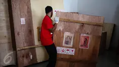 Petugas memindahkan lukisan untuk pameran Koleksi Seni Rupa Istana Kepresidenan RI di Galeri Nasional, Jakarta, Jumat (29/7). Pameran bertajuk “17/71: Goresan Juang Kemerdekaan” itu digelar mulai 1-30 Agustus 2016. (Liputan6.com/Faizal Fanani)
