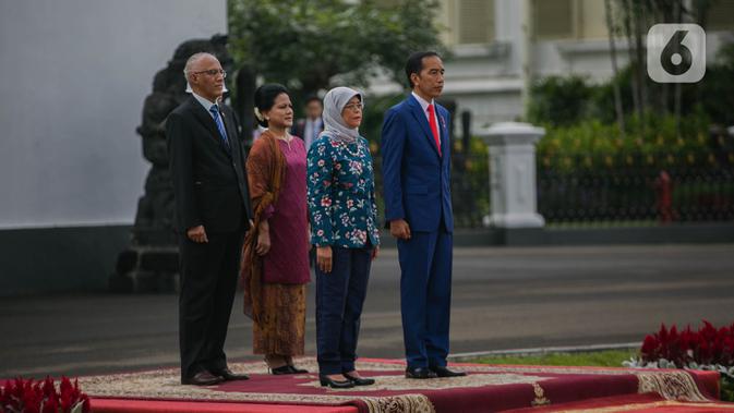 Presiden Joko Widodo (kanan) didampingi Ibu Negara, Iriana Widodo menyambut Presiden Singapura, Halimah Yacob (kiri depan) didampingi suaminya, Mohamed Abdullah Alhabshee, saat kunjungan kenegaraan di Istana Bogor, Jawa Barat, Selasa (4/3/2020). (Liputan6.com/Faizal Fanani)