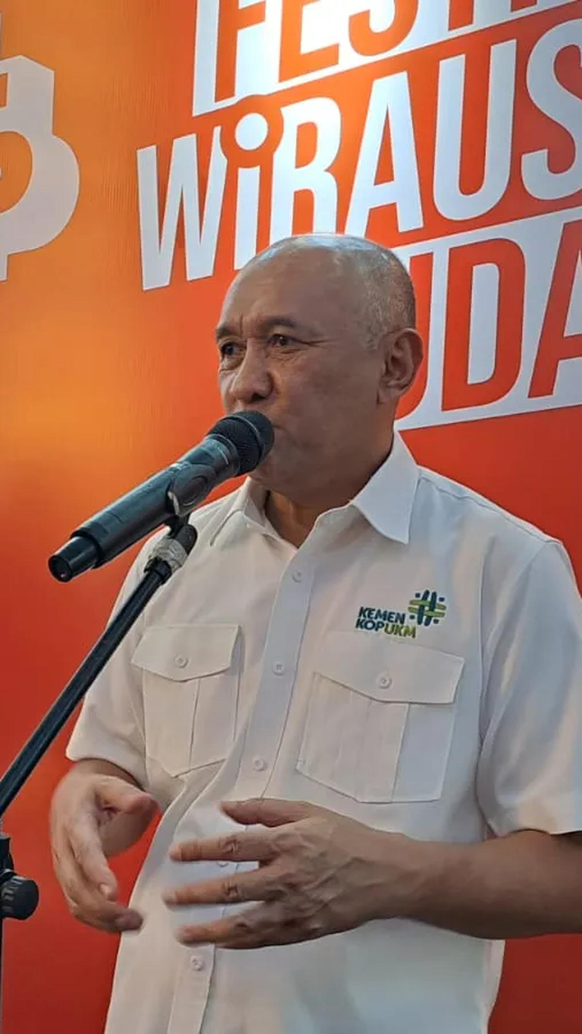 "Kita belum tahu, kita dengerin dulu," pungkas Teten.