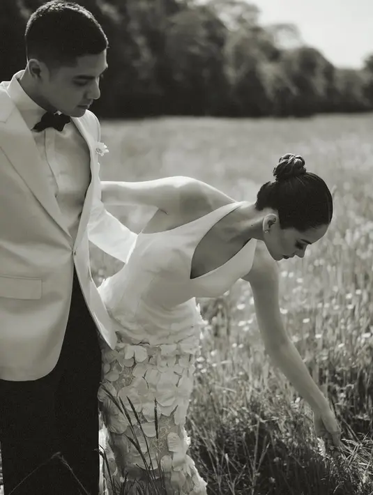 Alyssa Daguise kenakan halterneck rancangan Yogie Pratama dengan rok lace dan embroidery petal [@alyssadaguise]