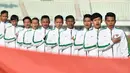 Pemain Timnas Indonesia U-19 menyanyikan lagu kebangsaan sebelum bertanding melawan Korea Selatan pada laga ketiga kualifikasi Piala Asia U-19 2018 di Paju Public Stadium, Korsel (4/11). Timnas kalah 4-0 dari Korsel. (AFP Photo/Kim Doo-Ho)