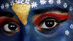 Seorang siswa ikut berpartisipasi jelang perayaan Festival Janmashtami yang menandai ulang  tahun kelahiran Dewa Krishna di Mumbai India (23/08). Tahun ini Janmashtami jatuh pada hari Kamis, 25 Agustus. (REUTERS/Danish)
