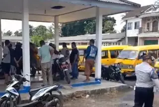 Puluhan sopir angkot jurusan Surade-Ujunggenteng dan Surade-Jampangkulon Kabupaten Sukabumi meluapkan kekesalannya di Terminal Surade. (Liputan6.com/Fira Syahrin)