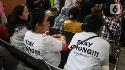 Para emak-emak kompak mengenakan kaos putih dipadu celana panjang hitam. Di bagian belakang kaos terlihat tulisan 'Stay Strong !!! dilengkapi tagar #pray4shane'. (Liputan6.com/Johan Tallo)