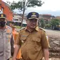 Bupati Garut Rudy Gunawan, saat mendampingi Kapolda Jabar Irjen Pol. Suntana di lokai banjir Cimacan, Senin (18/7/2022). (Liputan6.com/Jayadi Supriadin)