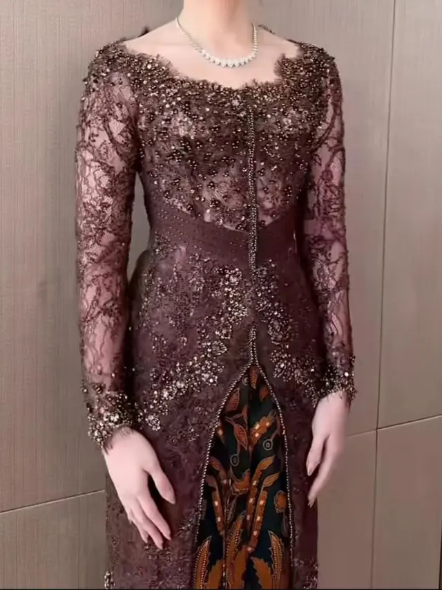 Inspirasi Kebaya ala Tissa Biani di Acara Pernikahan El Rumi dan Syifa Hadju