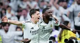 Pemain Real Madrid, Arda Guler dan Antonio Rudiger, merayakan kemenangan atas Real Sociedad pada laga semifinal Copa Del Rey di Stadion Santiago Bernabeu, Rabu (2/4/2025). (AP Photo/Bernat Armangue)
