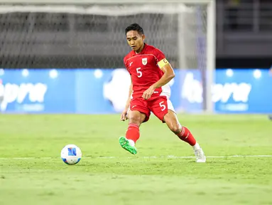 Pemain Timnas Indonesia, Rizky Ridho mengumpan bola dalam laga FIFA Matchday melawan Chinese Taipei di Stadion Gelora Bung Tomo (GBT), Surabaya, Jumat (05/08/2025). (Bola.com/Abdul Aziz)