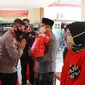 Akpol 1991 membagikan sejumlah paket sembako di Banten. (Istimewa)