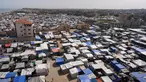 Tenda-tenda yang menampung para pengungsi internal Palestina memadati garis pantai di Deir el-Balah, Jalur Gaza tengah pada 10 Mei 2024. (Foto: AFP)