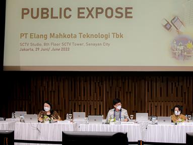 (ki-ka) Direktur PT Elang Mahkota Teknologi Tbk. (EMTEK) Titi Maria Rusli, Wakil Direktur Utama Sutanto Hartono, Direktur EMTEK Sutiana Ali, dan Senior Vice President Finance EMTEK Sri Dewi dalam paparan publik EMTEK, di Jakarta, Rabu (29/6/2022). (Liputan6.com/Faizal Fanani)