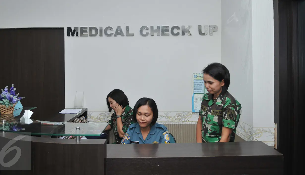 Petugas AL berada di meja informasi medical check up di RSAL Mintohardjo, Jakarta, Rabu (21/9). KPUD DKI memilih RSAL Mintohardjo sebagai tempat uji kesehatan calon gubernur dan wakil gubernur di Pilkada DKI Jakarta 2017. (Liputan6.com/Gempur M Surya)