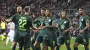 Pemain Wolfsburg merayakan gol yang dicetak Lukas Nmecha selama pertandingan lanjutan Grup G Liga Champions di stadion Salzburg, Austria, Rabu  (20/10/2021). Salzburg menang atas Wolfsburg 3-1. (AP Photo/Matthias Schrader)