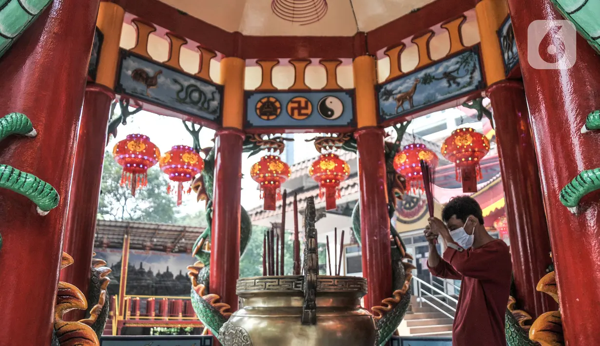 Warga keturunan Tionghoa saat melakukan sembahyang Tahun Baru Imlek 2573 Kongzili di Vihara Amurva Bhumi, Jakarta, Selasa (1/2/2022). Pengurus Vihara Amurva Bhumi menerapkan protokol kesehatan dalam kegiatan sembahyang Imlek guna mencegah penularan Covid-19. (merdeka.com/Iqbal S Nugroho)