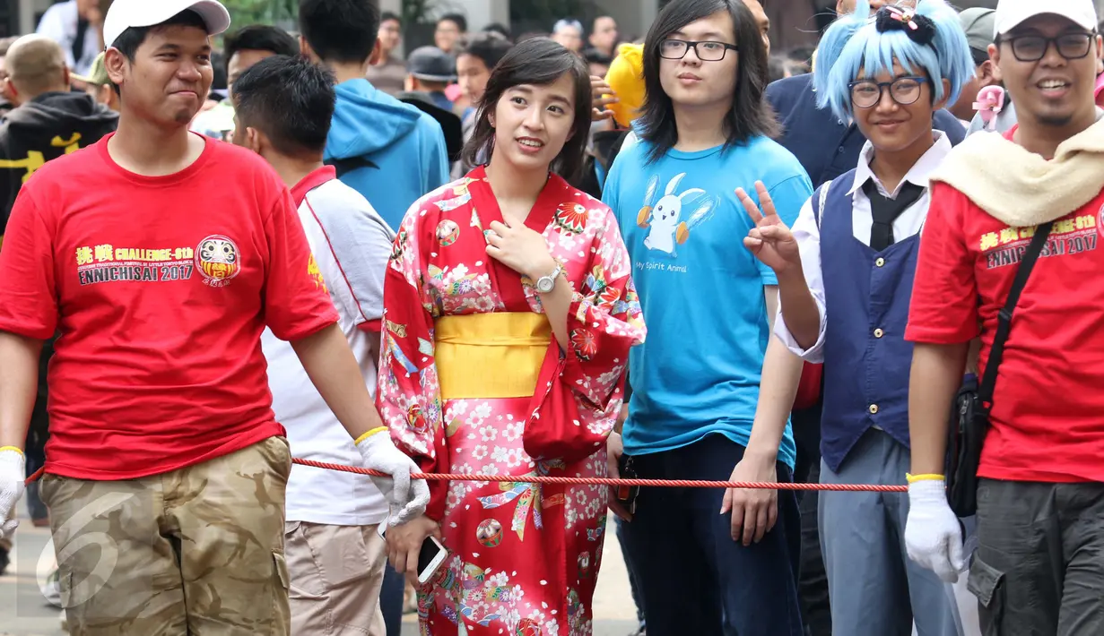 Pengunjung memakai kimono saat Festival Jakarta Little Tokyo 2017, Jakarta, Sabtu (13/5). Festival tersebut menjadi ajang untuk masyarakat Indonesia melihat langsung kebudayan negri matahari tersebut. (Liputan6.com/Angga Yuniar)
