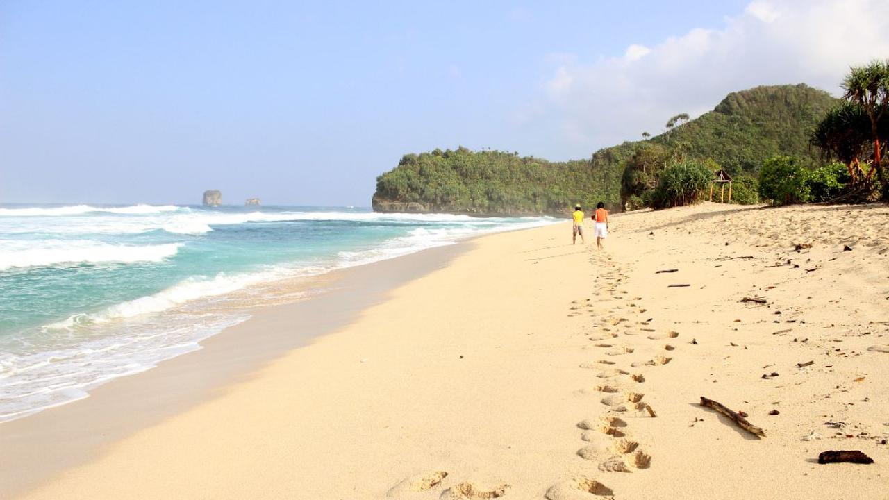 12.&nbsp;Pantai Goa Cina: Pantai dengan Goa Misterius dan Pemandangan Indah