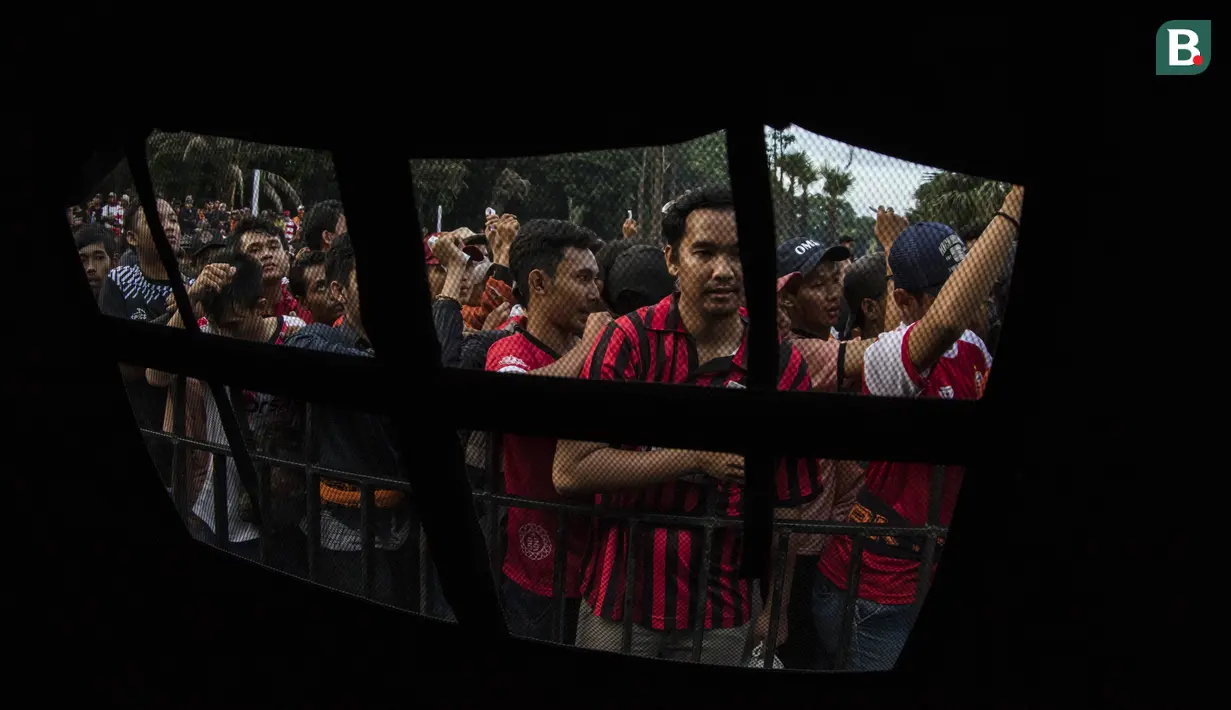 Suporter Persija Jakarta, The Jakmania, berusaha masuk ke dalam stadion jelang final Piala Presiden di sekitar SUGBK, Jakarta, Sabtu (17/2/2018). Persija akan menghadapi Bali United. (Bola.com/Vitalis Yogi Trisna)
