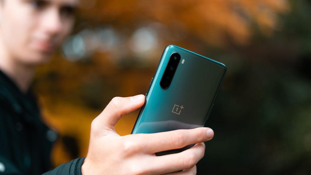 Di sisi lain, menurut Adiwinahyu B. Sigit, Direktur Sales Telkomsel, menjelaskan bahwa ketersediaan perangkat yang mampu untuk terhubung kedalam sinyal 5G ini masih tergolong relatif mahal.