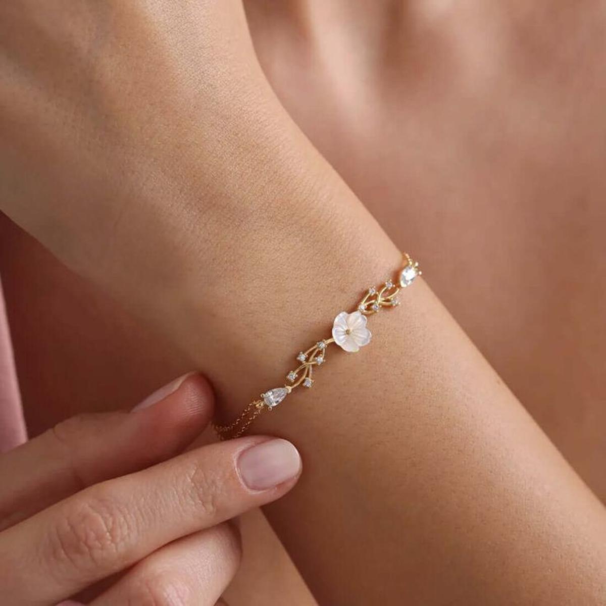Ilustrasi Gelang Tali Emas Bermotif Floral