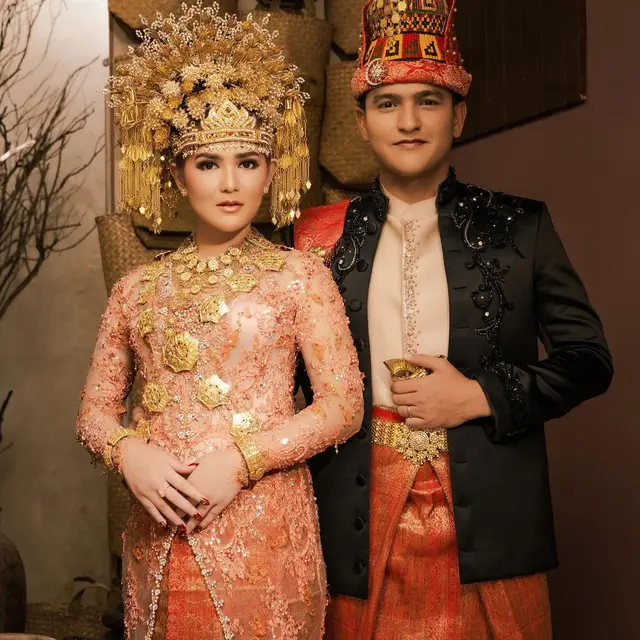 6 Potret Masayu Clara dalam Balutan Baju Adat dari Prewedding Sampai Menikah