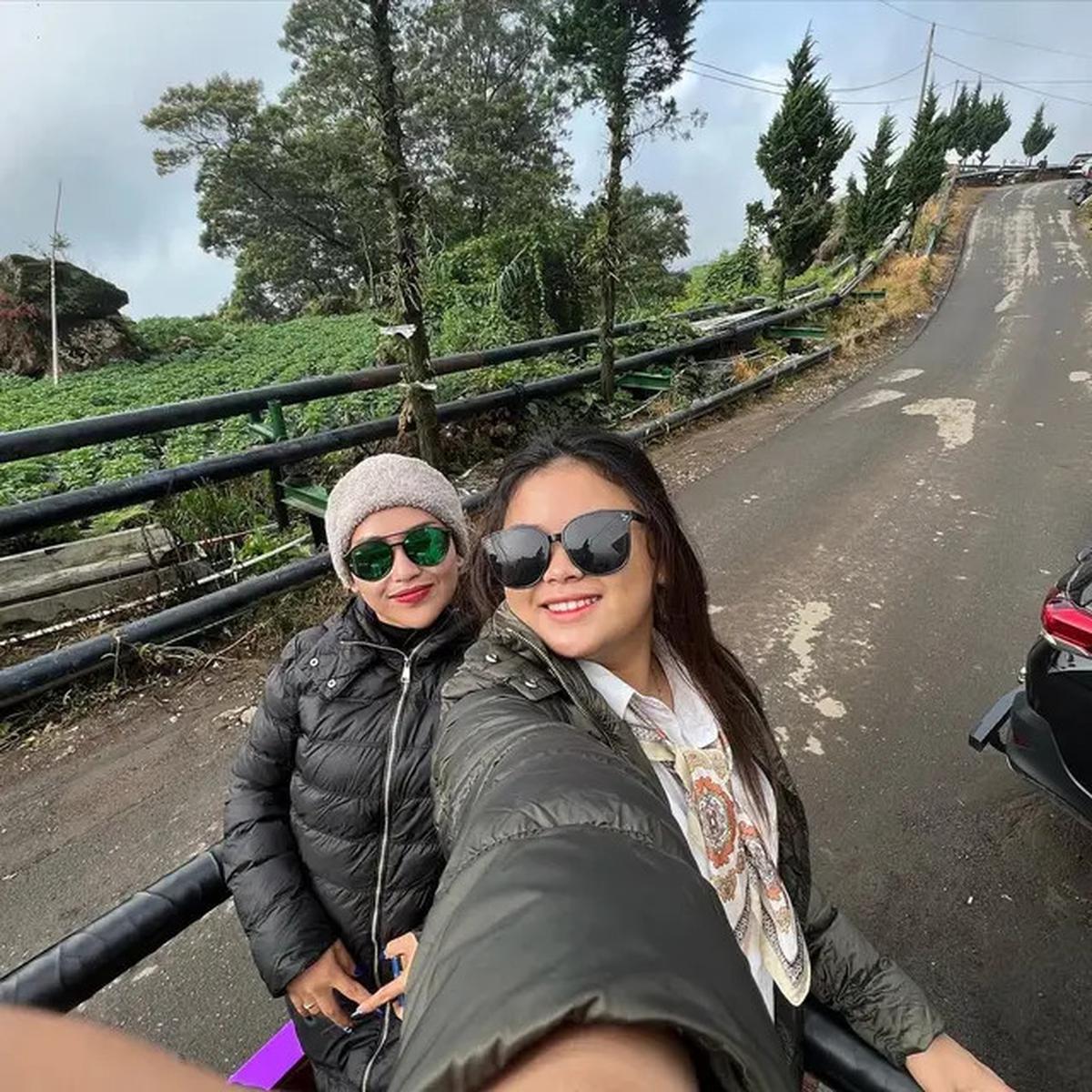 9 Potret Kenangan Mpok Alpa dan Sherly Anak Sulungnya, dari Momen Penuh Keceriaan hingga Perpisahan
