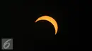 Puncak gerhana matahari terlihat dari langit Maba, Maluku Utara, Rabu (9/3/2016). Gerhana matahari di Maba dimulai pukul 09.36 WIT. Fase totalitas berlangsung sejak 09.52 WIT. (Liputan6.com/Anton William)