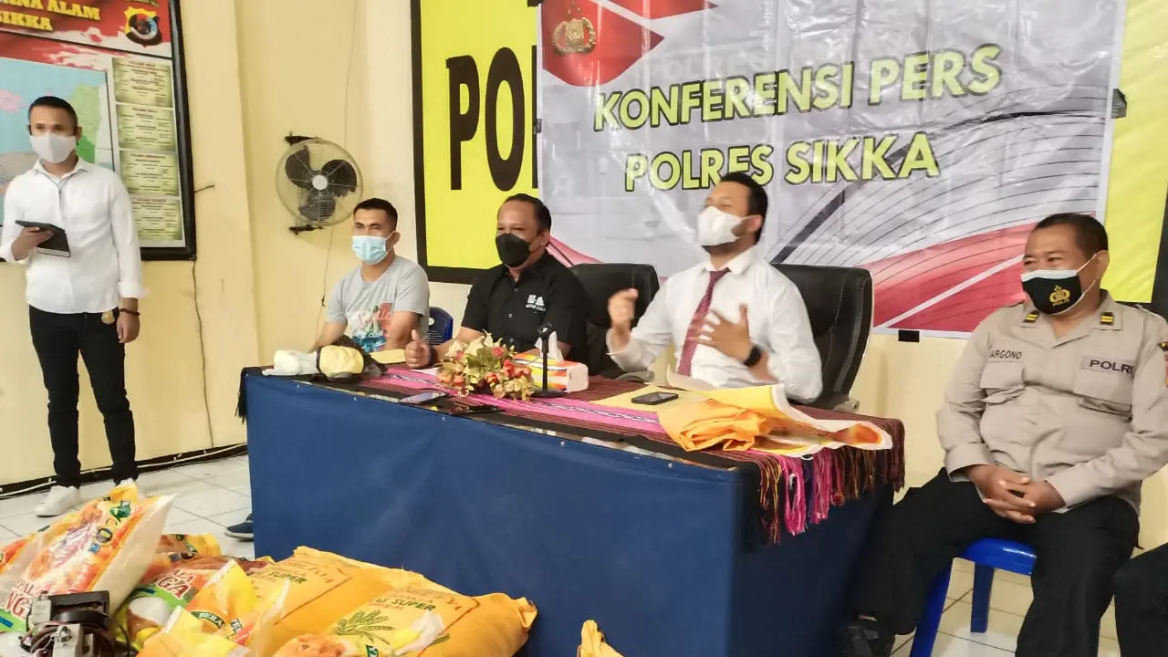 Konferensi Pers tim Polda NTT, didamping Kasat Reskrim dan Kasubag Humas Polres Sikka, terkait temuan barang yang tidak bermerek. (Liputan6.com/Dionisius Wilibardus)