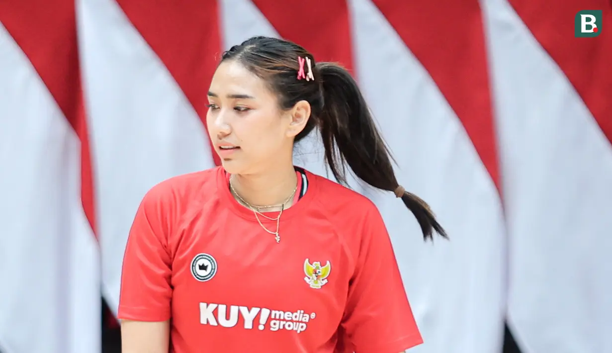 Pevoli Timnas putri Indonesia, Yolla Yuliana melakukan pemanasan sebelum bermain pada laga eksibisi saat peresmian Indonesia Arena di Senayan, Jakarta, Senin (07/08/2023). (Bola.com/Bagaskara Lazuardi)