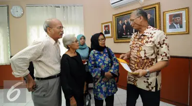 Ketua Komisi Kejaksaan Sumarno (kanan) menerima keluarga korban pelanggaran HAM di ruang Komisi Kejaksaan, Jakarta, Jumat (11/3). Keluarga korban mengadukan Jaksa Agung dalam penyidikan perkara pelanggaran HAM berat. (Liputan6.com/Helmi Fithriansyah)