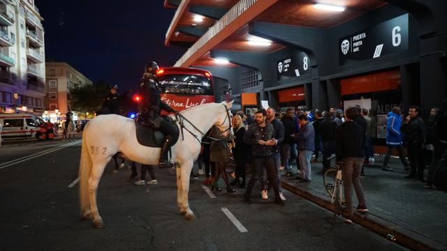 Petugas keamanan masih berjaga di sekitar Estadio de Mestalla, markas Valencia CF