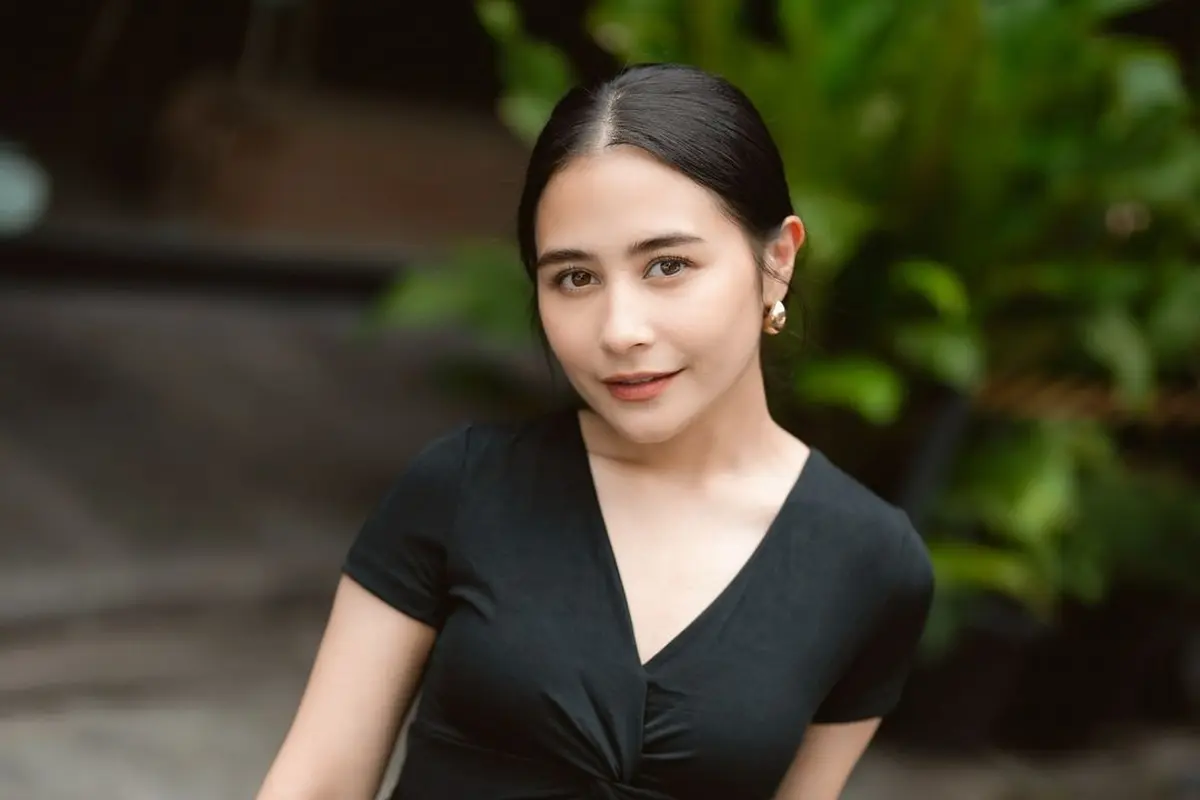 6 Potret Tampilan Terkini Prilly Latuconsina Usai Turun 10 Kg, Pamer Tubuh Langsing dengan Crop Top hingga Dress